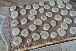Prajitura cu doua creme, visine si banane