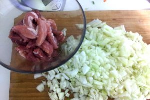 Reteta de tocanita de ceapa cu carne de porc si suc de rosii