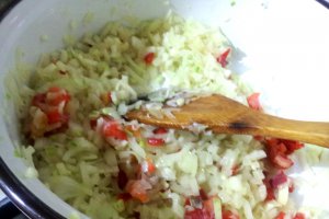 Reteta de tocanita de ceapa cu carne de porc si suc de rosii