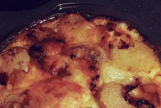 Cartofi frantuzesti cu branza albastra si ceapa caramelizata