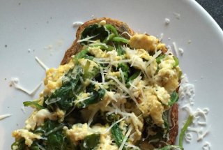 Toast cu spanac, oua si parmezan