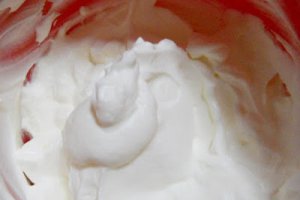 Prajitura cu visine si crema de lapte si mascarpone
