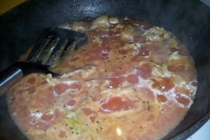 Pulpa de curcan cu sos de rosii la tigaie