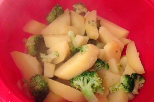 Cartofi cu broccoli si rosii
