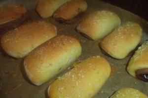 Rulouri bicolore de post cu dulceata
