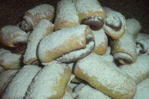 Rulouri bicolore de post cu dulceata