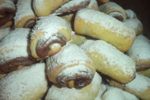 Rulouri bicolore de post cu dulceata