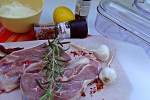 Spata de miel hot & spicy pregatita cu aparatul de marinat FoodSaver