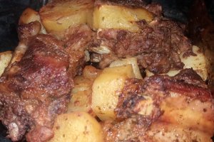 Costita de porc cu cartofi la cuptor