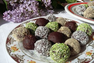Bomboane din biscuiti, cu nuca si stafide