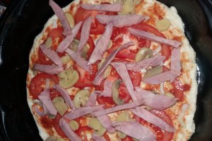 Pizza cu salam