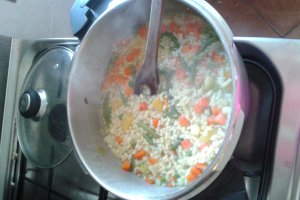 Orez cu legume, carne si carnati