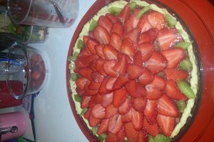 Tarta cu ciocolata, capsuni si kiwi