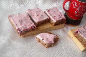 Prajitura din albusuri cu nuca si crema
