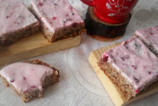 Prajitura din albusuri cu nuca si crema