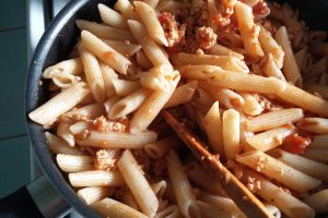 Penne cu carne tocata si sos de rosii