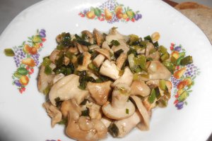 Bureti de prun cu usturoi verde