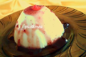 Panna cotta cu sirop de fructe de padure