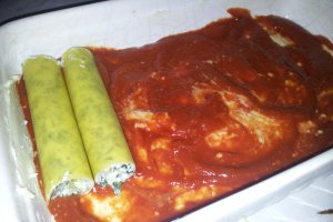 Cannelloni cu spanac, ricotta, suc de rosii si sos Bechamel