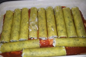 Cannelloni cu spanac, ricotta, suc de rosii si sos Bechamel