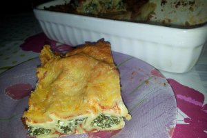 Cannelloni cu spanac, ricotta, suc de rosii si sos Bechamel