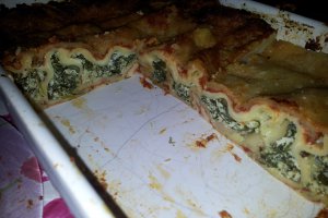 Cannelloni cu spanac, ricotta, suc de rosii si sos Bechamel