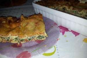 Cannelloni cu spanac, ricotta, suc de rosii si sos Bechamel