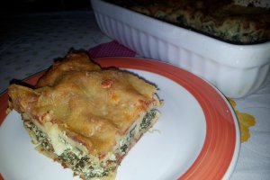 Cannelloni cu spanac, ricotta, suc de rosii si sos Bechamel