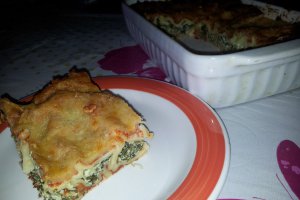 Cannelloni cu spanac, ricotta, suc de rosii si sos Bechamel