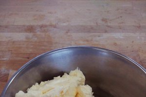 Crema de unt cu sirop de zahar fiert, esenta de vanilie sau esenta de cafea