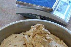 Crema de unt cu sirop de zahar fiert, esenta de vanilie sau esenta de cafea