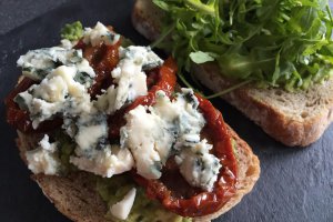 Sandvis cu avocado zdrobit, rosii uscate la soare si Roquefort