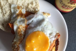 Burger vegetarian cu ou prajit, cartofi dulci si ceapa caramelizata in bere