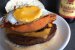 Burger vegetarian cu ou prajit, cartofi dulci si ceapa caramelizata in bere-0