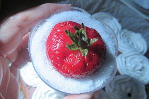 Prajitura cu crema mascarpone, ciocolata si capsuni