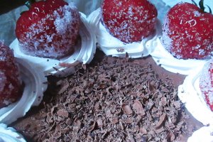 Prajitura cu crema mascarpone, ciocolata si capsuni