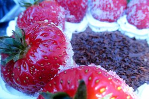 Prajitura cu crema mascarpone, ciocolata si capsuni