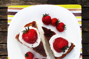 Prajitura cu crema mascarpone, ciocolata si capsuni
