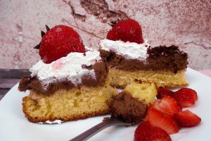 Prajitura cu crema mascarpone, ciocolata si capsuni