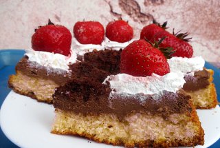 Prajitura cu crema mascarpone, ciocolata si capsuni