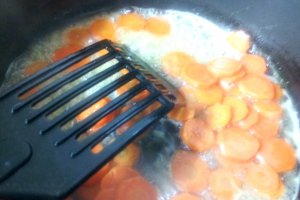 Pulpe de pui cu legume si morcov caramelizat