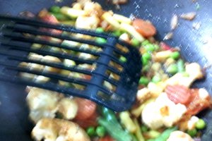 Pulpe de pui cu legume si morcov caramelizat