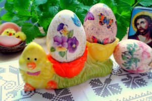 Oua decorate cu tehnica decoupage-ului