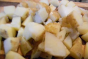 Salata cu cartofi noi, muraturi si peste afumat
