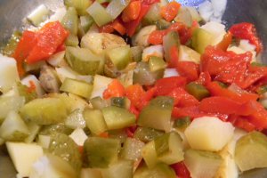 Salata cu cartofi noi, muraturi si peste afumat