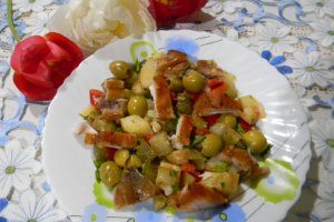 Salata cu cartofi noi, muraturi si peste afumat