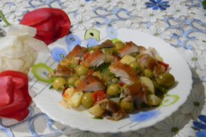 Salata cu cartofi noi, muraturi si peste afumat