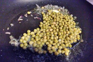 Chiftele in sos de mazare cu smantana si parmezan