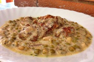 Chiftele in sos de mazare cu smantana si parmezan