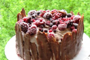 Tort cu fructe de padure si crema de ciocolata